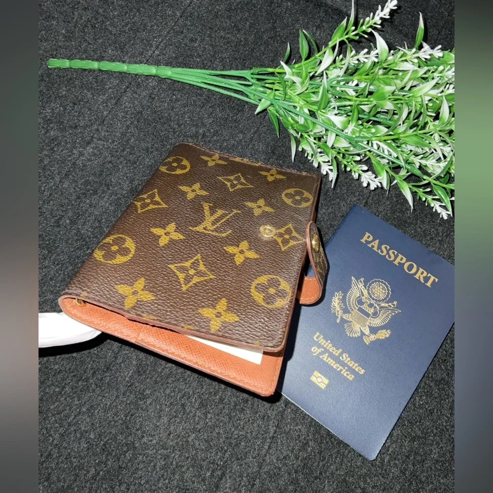 ✅AUTHENTIC LV AGENDA PM PASSPORT HOLDER